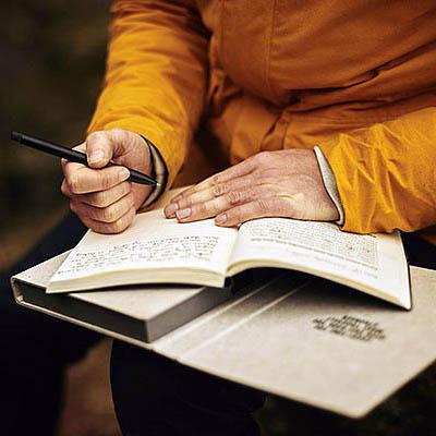 Книга та ручка